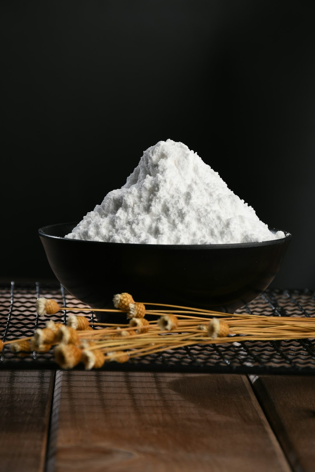 White kaolin clay powder in a black bowl